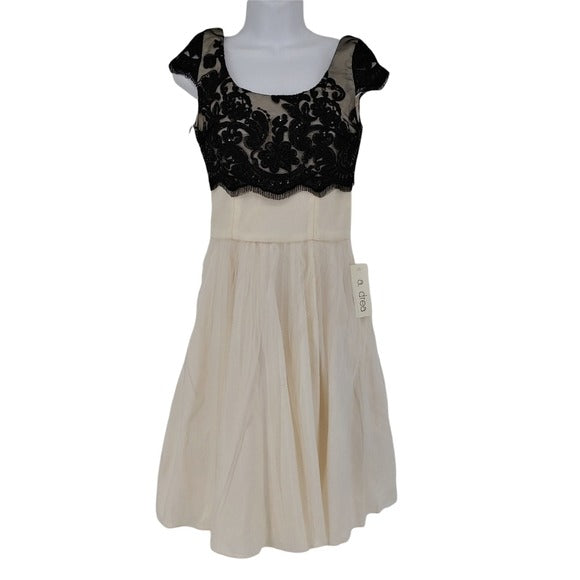 A. Drea NWT Women's Size S Lace & Tulle Formal Gown