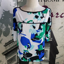 Load image into Gallery viewer, Calvin Klein Floral Print Blouse Size Small
